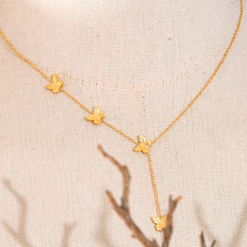 NWT Gorgeous Flying Butterfly Necklace in Gold